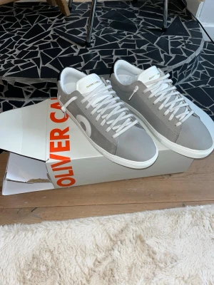 Gråa sneakers från Oliver Cabell - Helt nya Oliver Cabell Low 1 | Fog. Säljer dem eftersom de var för stora. Skriv om ni vill ha kvitto, etc.
