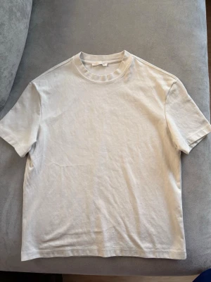 Vit t-shirt heavy från ZARA - Vit T-shirt i heavy bomull från ZARA i storlek S. Använd några enstaka gånger.