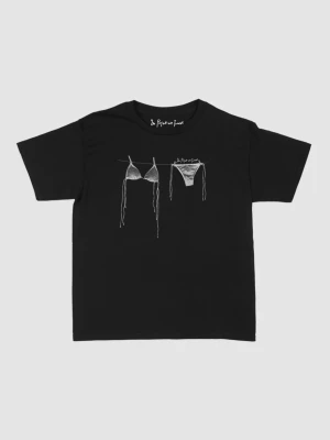 Topp med bikini tryck  - Svart t-shirt med ett vitt tryck av en bikini som hänger på en tvättlina. Perfekt för dig som gillar grafiska motiv och vill ha en unik look. Helt ny!!