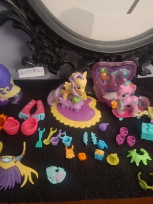 My Little Pony G4 accesoarer - OBS: Ponnys ingår inte!! Accesoarer från Canterlot castle, crystal empire, fashion style, equestria girls. Fjärilen är från Rainbowdash glimmer wings.