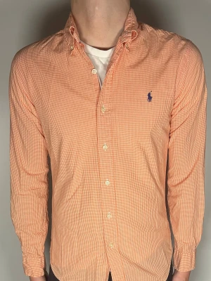 Ralph lauren skjorta - En riktig snygg och trendig Ralph lauren skjorta i fint skick, storlek S, slimfit,  vid frågor är de bara att skriva // Gramenti 