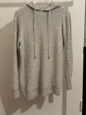 Ljusgrå hoodie i kashmir - En ljusgrå hoodie i kashmir med okänt märke. Använt ett par gånger och den är riktig snygg. Inga defekter eller förändringar så tröjan är i mycket bra skick