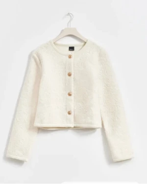 Vit fluffig kofta med guldknappar - Supersöt vit kofta i fluffigt material med rund halsringning och fyra guldiga knappar framtill. Kortare modell med långa ärmar, perfekt att styla över en topp eller klänning för en trendig look.