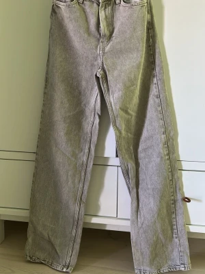 Beige/gråa jeans baggy från HM - Helt nya jeans från HM som är super fina till  vardagen. Har ej kommit till andvänding. Köpt för 300kr men pris kan absolut diskuteras 🫶🏻