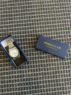 Silverfärgad klocka från Poedagar - Stilren klocka från Poedagar i silverfärgat metallarmband och boett. Urtavlan är ljus med ett diskret rutmönster och tydliga indexmarkeringar. Klockan har en klassisk design som passar till många olika stilar.