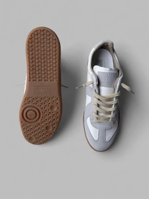 Maison Margiela gats - Hej! Jag säljer mina Margiela gats i bra skick. Det är den vanliga modellen och i storlek 43 EU. Köpta på NK och alla kvitton finns självklart kvar, men tyvärr har kartongen slängts.  Det här paret har använts sparsamt och är fortfarande i fint skick. De är true to size i storleken.  Jag tänker mig cirka 2500 kr för dem, vilket jag tycker är ett bra och rimligt pris