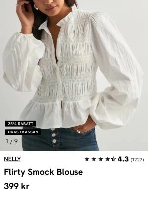 Blus från Nelly - Vit blus från Nelly i storlek S, använd ganska lite men den är nytvättad så lite skrynklig men det är lätt att stryka den. Kostar 399 ny.