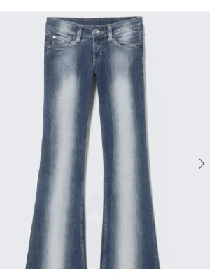Blå utsvängda jeans med slitningar - jag är 158 o de passar super bra!! lite långa men annars perfekt, super bra skick på dem också. blå jeans från weekday cheap monday. 