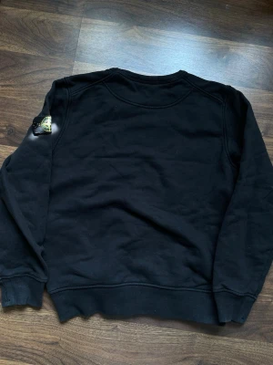 Svart sweatshirt från Stone Island - Säljer nu min Stone Island.