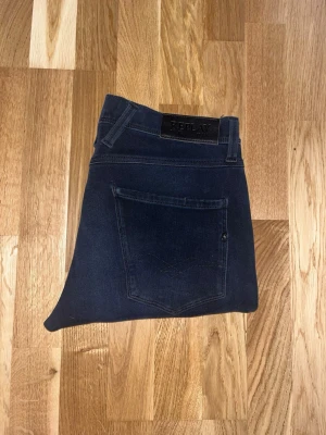 Replay Anbass jeans - Tja, säljer dessa super snygga replay anbass hyperflex jeans i mycket fint skick! Slitna vid fickorna som kanske är från fabrik? Hör av er vid fler frågor🤝