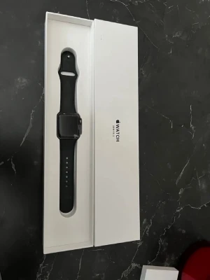 Apple Watch Series 3 svart - Apple Watch Series 3 med svart silikonband och rektangulär skärm. Trasig i skärmen men funkar utmärkt ändå, går lätt att byta skärmen! Pris kan diskuteras pga skador! Skriv vid frågor!