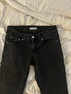 Low waist bootcut jeans - Säljer dessa fina jeans från Gina tricot då de har blivit för små för mig💓Har sprättigt upp trådarna vid änden av benet så de har blivit längre💓.                                                                               Midja:35,5cm Innerbenslängd:80cm.                          Original pris 499kr mitt pris 190kr
