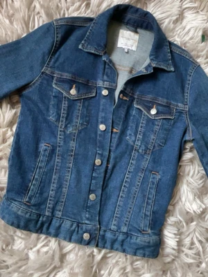 Jeansjacka Zara - Så fin jeansjacka i storlek s, den är i nytt skick!🤍