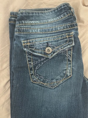 Lågmidjade jeans vintage - Skitsnygga jeans från silver. Dom är lågmidjade och populära. mått- W28 (midjemått) L33 (längd) 💕 skriv om ni är intresserade