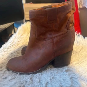 Bruna ”cowboy” boots med klack - Perfekta boots i storlek 36. Riktigt Skinn. Steve Madden. Inköpta i USA.