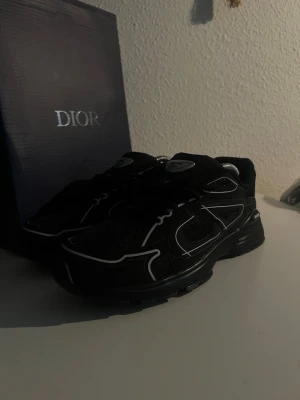 B30 Countdown – Triple Black - Ett par riktiga drömmar för den som gillar lyxiga sneakers 🖤  B30 Countdown i helsvart med reflektiva CD30-detaljer – en av de snyggaste colorways i hela B30-familjen. Skorna kommer i originalkartong + dustbag och är i nyskick. Skorna är i storlek 45 med skulle sagt de sitter mer som 44. ✅ Kvitto medföljer ✅ Originalkartong & dustbag ✅ Nyskick Hör av dig vid frågor, svarar snabbt! 🤍​​​​​​​​​​​​​​​​