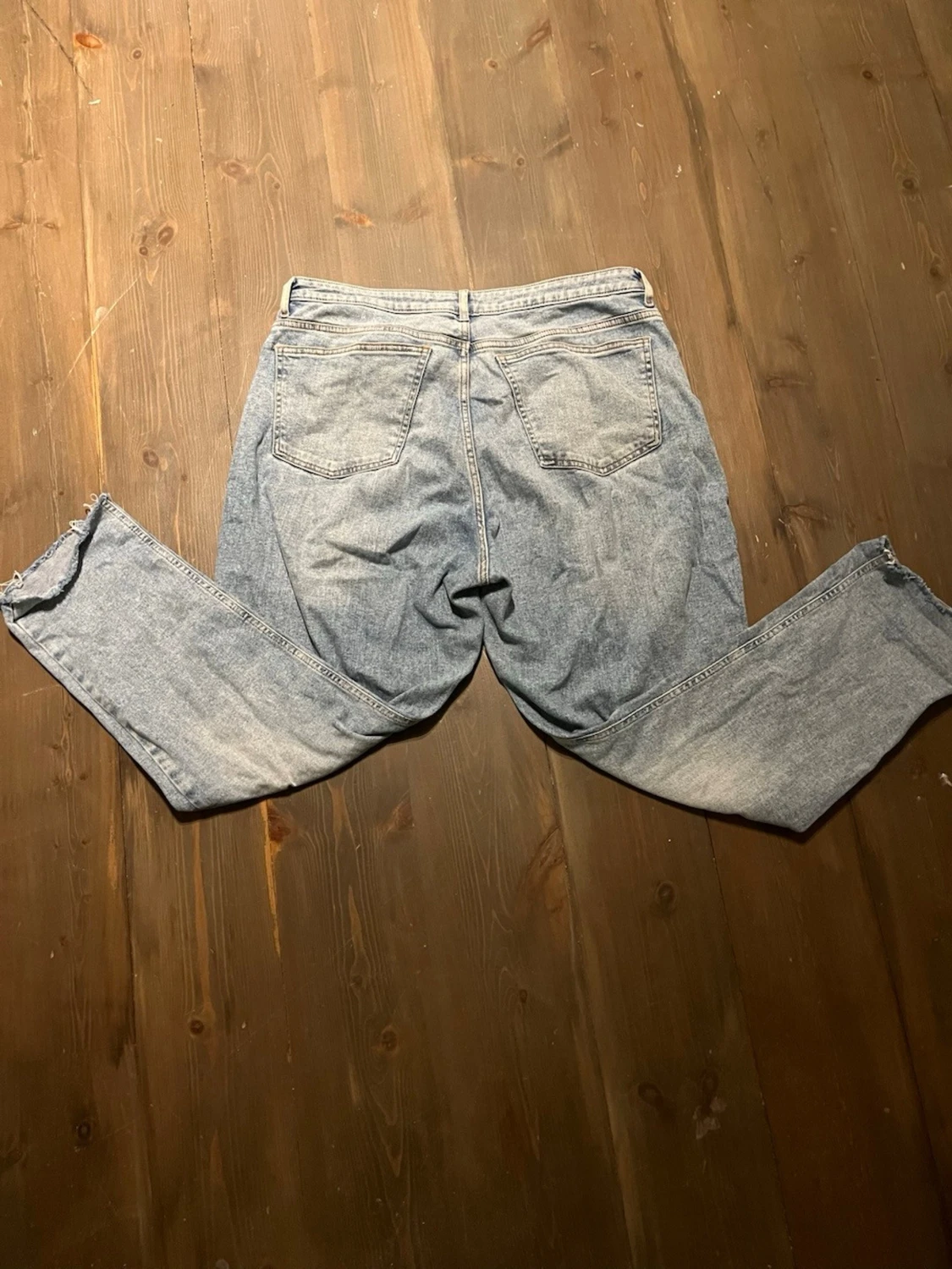 Ljusblå mom jeans med råa kanter - 1