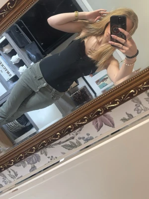 Svart spetsdetaljerad linnetopp - Jätte snygg body med spetsdetaljer vid urringningen och lätt rynkning framtill. Väldigt mjuk och stretchig. Den är aldrig använd och jag säljer denna för att den är lite förstor för mig :( den är i storlek S men skulle absolut säga att den passar som M. Märket på bodyn mins jag inte då jag klipp bort lappen för länge sen. 