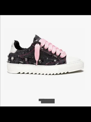 Numeris Svarta och Rosa färg  - Jag säljer mina Numeris av eftersom jag inte använder dem. Finns påsen också.