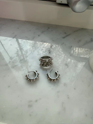 Silvriga örhängen och ring med nitar - Örhängen och ring ifrån Edblad i bra skick. 