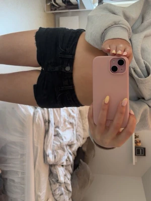 jeansshorts  - Lågmidjade jeansshorts från wrangler som är omklippta. Ord pris 900kr säljer för 500kr (pris kan diskuteras)