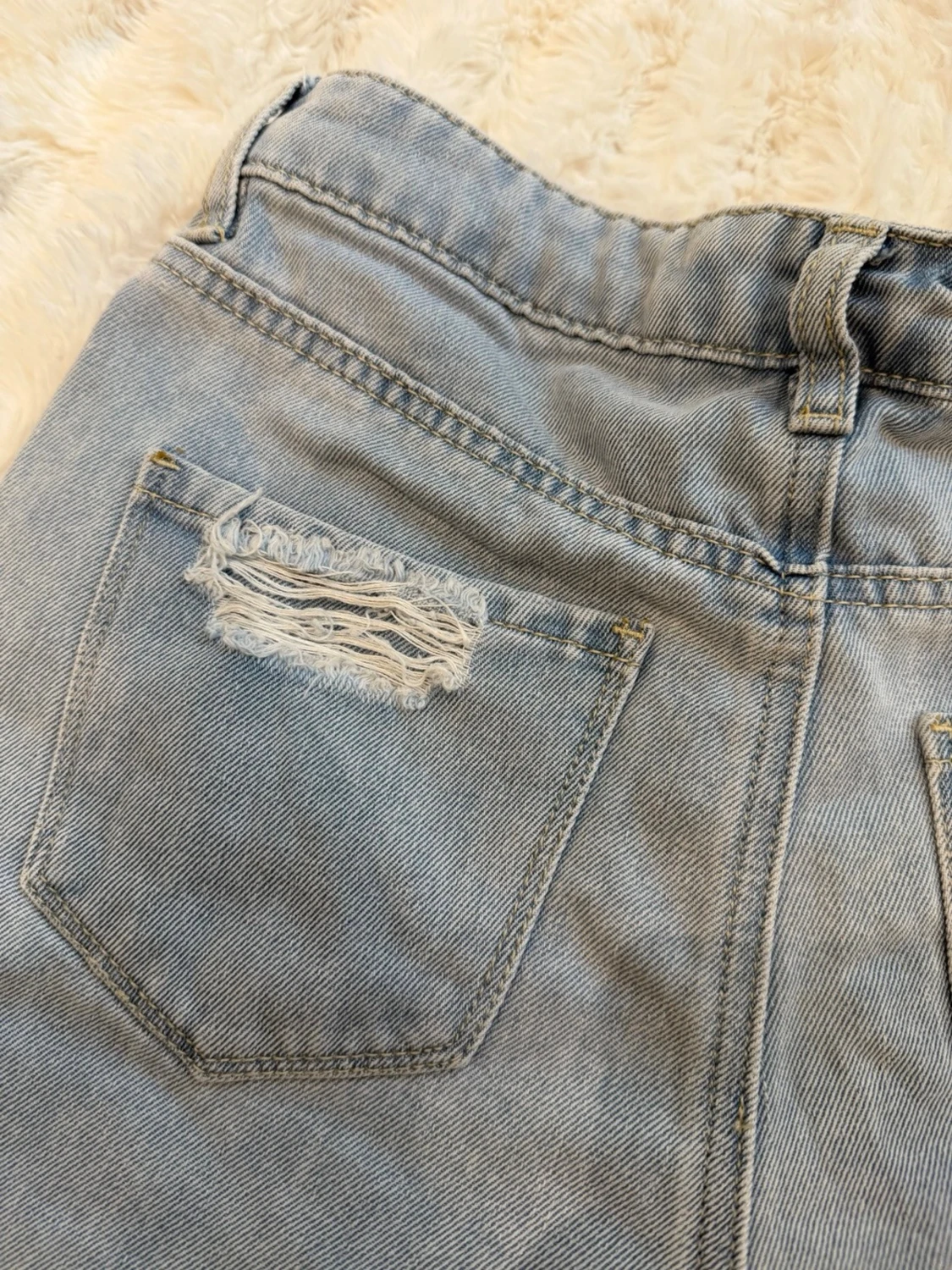 Ljusblåa denimshorts med slitningar - 5