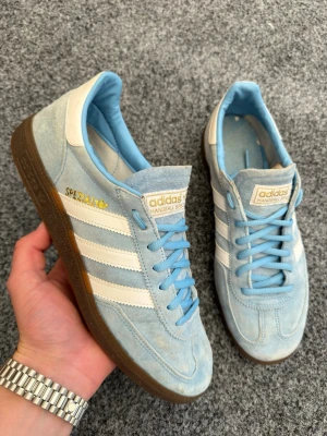 Adidas spezial 42 2/3 - Säljer dessa supersnygga adidas spezial sneakers. Perfekta sommarskor! Size 42 2/3. Skick 8,5/10 bra skick! Hör av dig vid frågor eller funderingar 💯