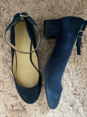Mörkblå mocka-pumps från Anna Field - Snygga mörkblå pumps i mocka från Anna Field med rund tå och bred klack. Jättebekväma att gå i! Skriv för fler frågor 💞 säljer då dem e för stora endast använda två ggr