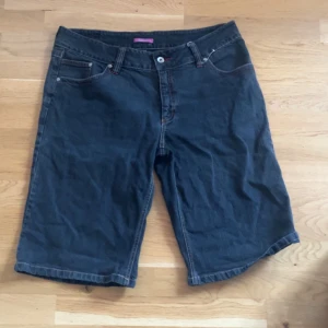 Jorts - Några jättesöta jorts jag köpt secondhand, de ser inte använda ut och har bara blivit på provade av mig (obv personen som skänkte dem med).💕