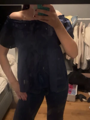 Mörkblå offshoulder topp - Snygg mörkblå topp, du kan ha den både off shoulder eller vanligt. Den har snören som hänger ner men det syns inte så bra, skriv för mer bilder . Aldrig använt ❤️