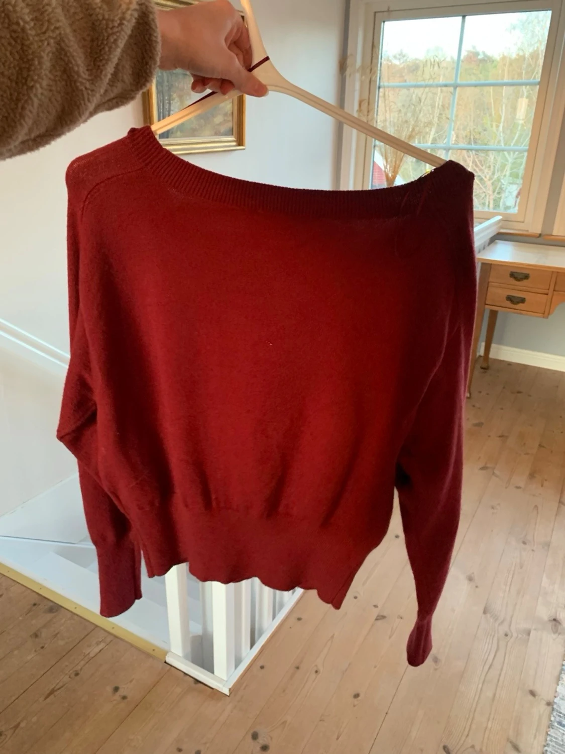 Vinröd tröja med rund hals - 1