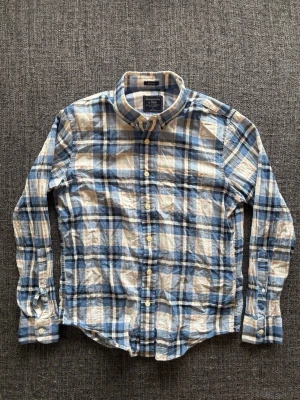 Abercrombie & fitch skjorta  - Sjukt eftertraktad Abercrombie & Fitch linneskjorta i blå – sjukt sällsynt, stl S. Fint skick och sitter riktigt bra, perfekt nu till våren och sommaren 🌿  Kan även gå ner lite i pris vid snabb affär ✌️ Skickas inom 24h 📦