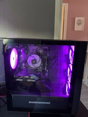 Sharkgaming stationär gamingdator - MSI-baserad stationär gamingdator i svart chassi med sidofönster. Har RGB-belysning inuti och flera USB-portar upptill på chassit.       GRAFIKKORT= NVIDIA GeForce RTX 4060 (8 GB)  PROCESSOR= AMD Ryzen 5 5500 (3.60 GHz)  INSTALLERAT RAM-minne= 16,0 GB (15,8 GB går att använda)  LAGRING=932 GB