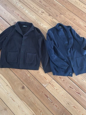 2 Cardigans - 2 stricken cardigans i storlek L utan några defekter och i bra skick. Priset är ej hugget i sten