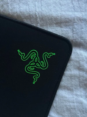 Razer Gigantus musmatta - Razer Gigantus original i storlek Large. Det är den äldre modellen med den stora gröna Razer-loggan i hörnet samt den gröna gummiundersidan. Bra skick, ligger plant och stabilt💫  Storlek: ca 44x44 cm