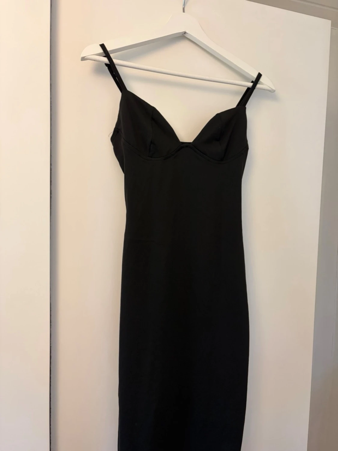 Svart långklänning från Missguided