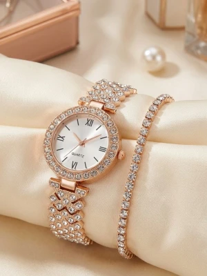 Roséguldfärgad klocka med strass - Stilren klocka i roséguld med gnistrande strass runt urtavlan och på armbandet. Urtavlan är vit med romerska siffror och klassiska visare. Klockan har ett elegant och lyxigt utseende, perfekt för dig som gillar bling och detaljer.