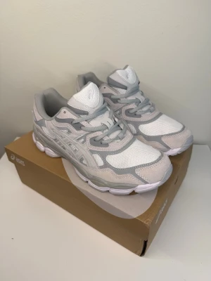 Asics gel nyc  - Helt nya. Storlek 43,5 men passar också 43. Med box. Snabba affärer prioriteras