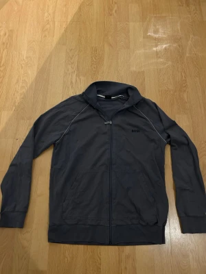 Hugo boss  - Säljer denna snygga Hugo boss zip tröjan. Super skick! Skönt material! 