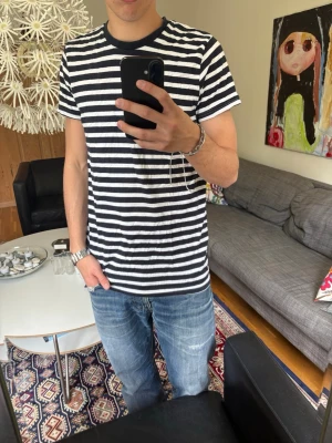 Blåvit randig t-shirt - Snygg blåvit randig t-shirt med klassisk passform och rund hals. Perfekt för sommarn!