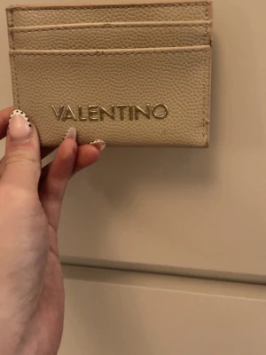 Säljer en äkta valentino plånbok  - Säljer en 100% äkta valentino plånbok som nästan aldrig har använts köpt på Zalando för 450kr men säljer den för 300kr efter som jag alldrig fick någon användning till den så där av väljer jag att sälja den till någon som vill ge lite kärlek till den ☺️ pris kan diskuteras
