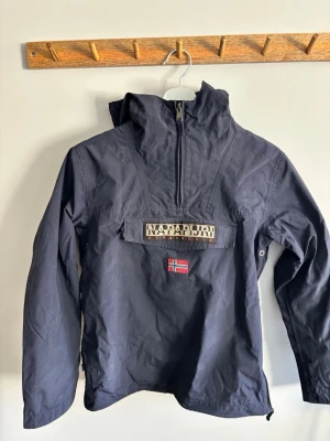 Napapirjri windbreaker - Säljer en napapijri windbreaker i storlek 14y/162cm. Perfekt för dig som älskar att gå på fotboll