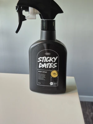 Lush Sticky Dates Body Spray -  Lush Sticky Dates, knappt använd. Minst 190ml kvar av 200ml. Har förvarats svalt och mörkt.
