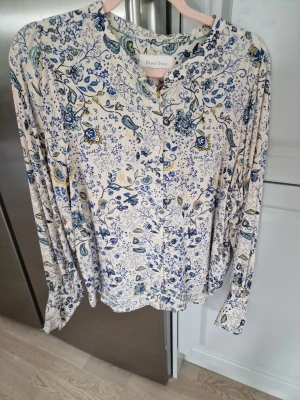 Blus från Part Two - Snygg blus från Part Two. Blusen har långa ärmar med  knappar. Storlek 40
