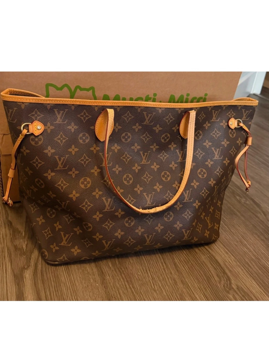 Brun väska med monogram