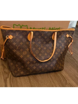 Brun väska med monogram - Så söt brun väska med monogram🩷🩷🩷