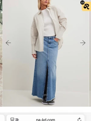 Jeanskjol lång - Säljer den populära slutsålda kjolen från nakd, prislapp kvar. Nypris 600kr