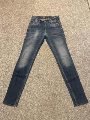 Ett par replay anbass jeans - Ett par replay anbass jeans som är i storleken W 28 och L 32 som är lite använda men inga större fel på dom