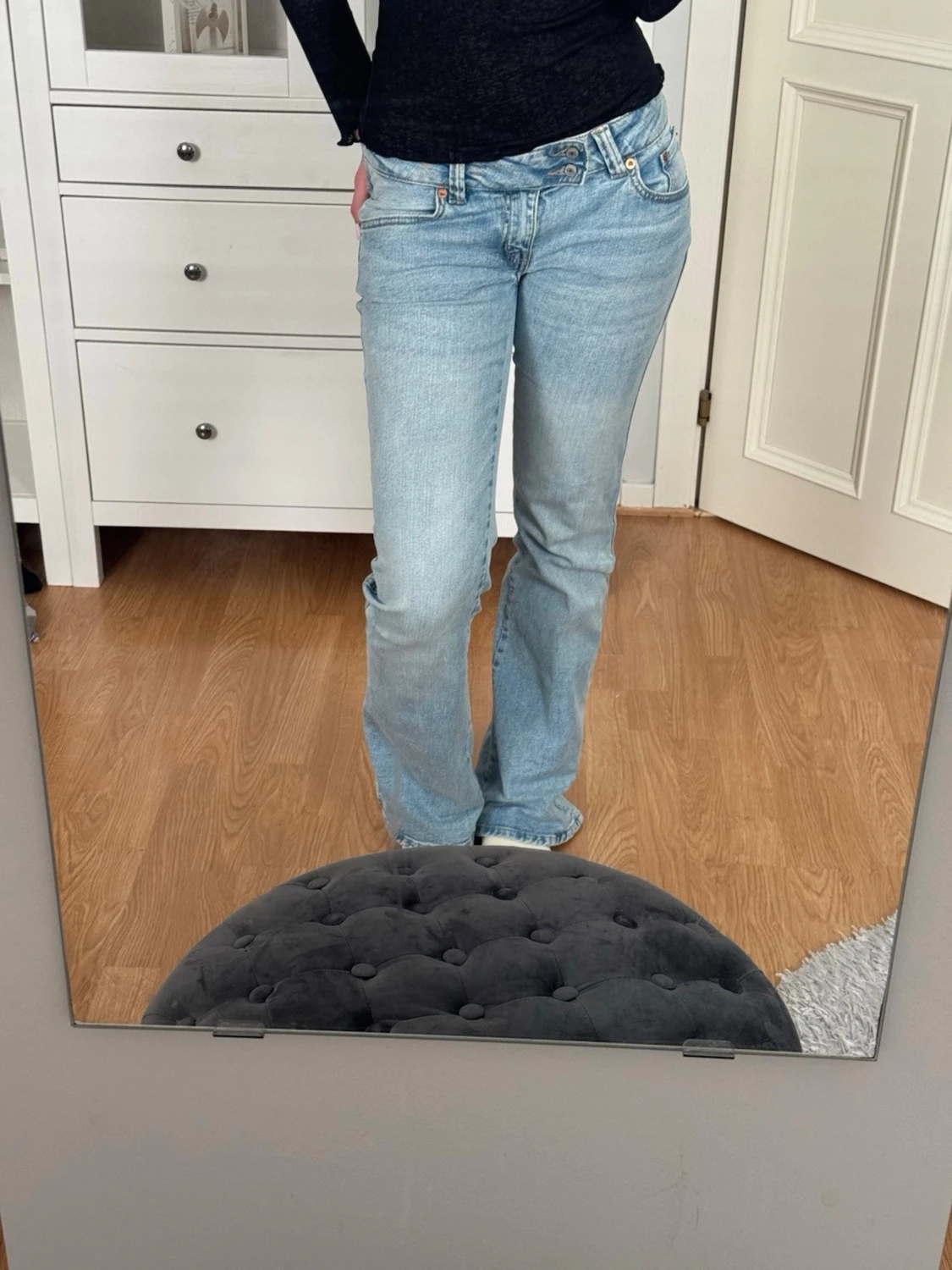 Ljusblå bootcut jeans med brodyr