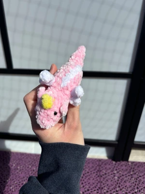 Virkad minidrake  - Virkad minidrake! Virkad i chernillegarn med Polyesterfyllning. Säkerhetsögon i plast (rekommenderas ej för barn under 3 år) 🐉🧶